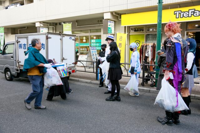 .
.
2023年5月にスタートした、
月に一度の「ごみひろい」

今回で、ちょうど4年目を迎えます。

商店街のイベント仲間と、
「まずはやってみよう！」という気持ちで始めた活動でした。

それから、
暑い日も、寒い日も、小雨の降る日も。

どんな時も変わらず、
いつも誰かが集まってくれています。

朝のまちを歩きながら、みんなでごみを拾う。

続けていく中で、本当にたくさんの出会いと会話、笑顔が生まれてきました。

毎月顔を合わせる方、
ふらっと参加してくれる方、
通りすがりに声をかけてくれる方。

小さな活動だけれど、「ごみを拾うこと」以上に、まちの人と人が自然につながる場になっていることを実感しています。

いつもあたたかく見守ってくださるみなさま、本当にありがとうございます。

ごみひろいをしていると、まちの変化によく気づくようになりました。

季節のうつり変わり、
新しくできたお店、
子どもたちの成長。

何気ない風景のなかに、
「ここはわたしの暮らすまち」という実感があります。

「まち」は、
誰か特別な人がつくるものではなく、
日々の小さな関わりの積み重ねで育っていくんだな、と感じています。

挨拶を交わしたり、
立ち話をしたり、
一緒に歩いたり。

そんな時間が、
地域の安心感や暮らしやすさにつながっているのかもしれません。

この活動は、
これからも無理なく、楽しく、
みなさんと続けていきたいと思っています。

誰でも気軽に参加できる、
「まちのつながりの場」として、
これからも育てていけたら嬉しいです。

明日も、みなさんと、

少しだけ早起きして、

まちを歩きながら、
ここちよい時間を一緒に過ごせたらと思います。

4年目も、どうぞよろしくお願いします。

𓍯 ┈┈┈┈┈┈┈┈┈┈┈┈ 𓍯

CLEAN UP DAY！

■日時
5月23日（土）
10:00スタート
（10分前までに集合）

※着替えが必要な方は、9:00からお部屋をご利用いただけます。

※雨天中止

■集合場所
ゼロウェイストショップ VIOLETTI
練馬区羽沢2-1-7
（新桜台駅1番出口から徒歩1分）
℡ 050-1311-4129

■活動時間
約30〜40分

■もちもの
・手袋
・トング（あれば）
・飲み物
・タオル
・マイカップ
（ごみひろいのあとに美味しいお茶をどうぞ）

4年目も、たくさんの出会いがありますように。
