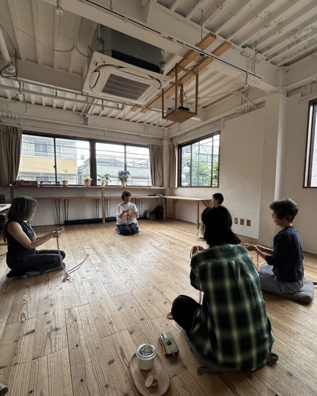 .
.
本日の「ひもトレの会」にご参加いただいたみなさまありがとうございました。

ひも1本で身体の動きや感覚が変わる体験に、みなさん驚かれていました。

ひもをゆるく巻くだけなのに、

「ラクに動けるようになった」
「立った感じが安定した」
「腕が上がりやすい」
「身体がひとつにつながった感じがする」
「ひもを巻いた部分からポカポカする」

など、それぞれに変化や気づきを体感され、驚かれていたのが印象的でした。

参加された方からは、

高齢のお父さまにも使ってみたい！

というお声も。

わたしも、歩くことが大変になってきた母に試してみたいと思いました。

「ひもトレ介護術」という本もありました。

ひもトレは、スポーツやパフォーマンスのためだけではなく、年齢を重ねた方の日常の動きや、介護する人・介護される人の双方を支える可能性もあるのだなと感じました。

講座終了後も話は尽きず。

みんなでアイスを食べながら、頭や耳にひもを巻いてみた感想を話したり、「こんな使い方もできるんだね」と盛り上がったり。

身体のことを語り合う、ゆるやかで楽しい時間となりました。

そして明日も開催します！

肩こりや腰痛など日々の不調が気になる方はもちろん、スポーツをされる方、ダンスやヨガ、楽器演奏など身体を使う方にもおすすめです。

「頑張る」のではなく、
身体が本来持っているバランスを思い出していく時間。

まだお席に余裕がありますので、気になる方はぜひご参加ください。

𓍯 ┈┈┈┈┈┈┈┈┈┈┈┈ 𓍯

セルフケア講座
「ひもトレの会」

■日時
6月6日（土）
13:30〜15:30

■場所
VIOLETTI
新桜台駅1番出口より徒歩1分

☎︎ 050-1311-4129
✉️ shop@violetti.jp

▪️持ち物・服装について

お飲み物やタオルをご持参ください。
首や腕などを軽く動かすワークがありますので、動きやすい服装、またはお着替えをご用意ください。

■講師
ちゃんまい
@maiko_to_ 

【講師プロフィール】
「身体には、もともと治ろうとする『知性』が備わっています。私がするのは、その知性に“お伺い”を立てるようなものです」
東京・高円寺にて、身体感覚を通じて内なる静寂に触れるボディワークを提供。
自分らしさの源流に還るような深いリラックスをもたらし、身体本来の調整力が、自然と立ち上がってくるプロセスをやさしくサポートします。

𓍯 ┈┈┈┈┈┈┈┈┈┈┈┈ 𓍯

「ひもトレ」は、ひもをからだにゆるく巻くだけの、シンプルでやさしいトレーニング。

無理なストレッチや筋トレではなく、身体のつながりやバランスを整えることで、本来の動きや心地よさを引き出していきます。

からだの無意識のセンサーが、全身のつながりにそっと働きかけ、自然と「ちょうどいいバランス」を引き出してくれます。

痛みが和らいだり、動きやすくなるのは、あくまでからだのバランスやつながりの結果。

大切なのは、からだを感じること、そして心地よさやちょうどよさを知っていくことです。

ひもは特別なものでなくてもOK。

手芸店で売られている芯のない巾着用の丸紐で体感できます。

ひも一本で、からだは目覚める。

まずは身体で体感してみませんか。

お申し込み・お問い合わせはDM、お電話、メール、VIOLETTI 店頭にて承ります。