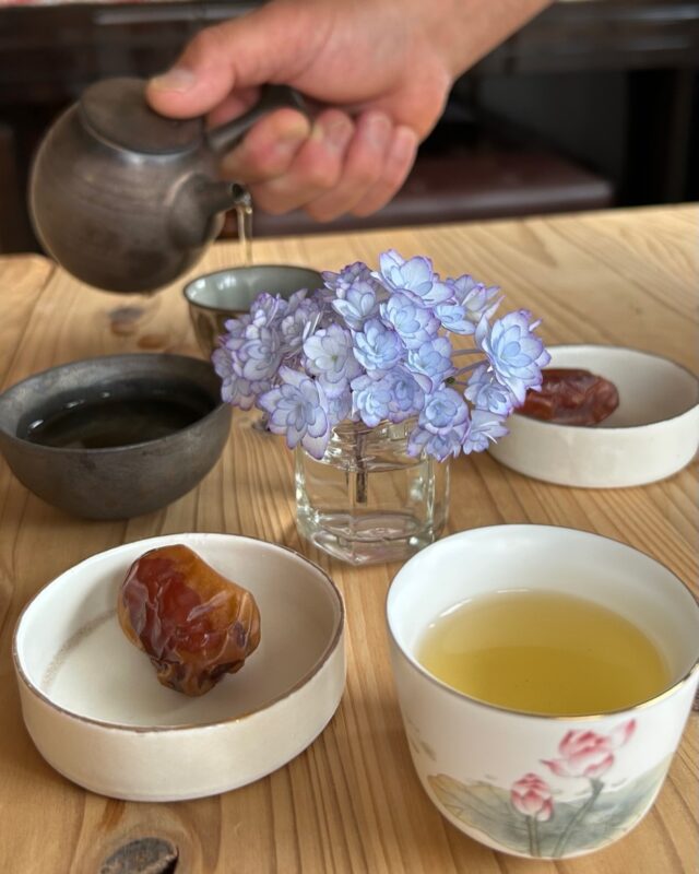 .
.
VIOLETTIの量り売りに、新しいお茶が仲間入りしました。

・有機ウーロン茶／鹿児島
・有機緑茶／鹿児島

30年以上にわたり農薬や化学肥料を使わずに育てられた有機茶葉から生まれた、国産のお茶です。

有機ウーロン茶は、茶葉を丁寧に発酵させることで生まれる、やさしい甘みとお花のような華やかな香りが特徴。

すっきりとした飲み心地で、食事にも合わせやすい味わいです。

量り売りの魅力は、気になるお茶を少しずつ試せること。

現在VIOLETTIでは、下記の茶葉を量り売りしています。

・有機緑茶／鹿児島
・有機ウーロン茶／鹿児島
・有機ルイボスティー(スーペリア) ／南アフリカ共和国
・有機グリーンルイボスティー／南アフリカ共和国
・有機ダージリン紅茶（ファーストフラッシュ)／インド
・有機アールグレイ紅茶／スリランカ
・有機ウバ紅茶／スリランカ

毎日飲みたくなる高品質なお茶も、ティーバッグや個包装ではない量り売りなら実はとてもお得。

リピーターの方も多い人気の商品ばかりです。

緑茶は水出しでも美味しく、これからの季節にもぴったり。

ルイボスティーはノンカフェインなので、時間帯を気にせず楽しめます。

小さなお子さまのいるご家庭の、
日常のお茶としてもおすすめです。

煮出してたっぷり作り、冷蔵庫で冷やしてごくごく飲むのもおすすめ。

いろいろなお茶を飲み比べたり、その日の気分で選んだり。

少量から試せる量り売りだからこそ、お気に入りのお茶を見つける楽しさがあります。

ぜひお気に入りの容器をお持ちくださいね。

必要な分だけ、無駄なく。心地よく。

毎日のお茶時間を、より豊かに楽しんでいただけますように。