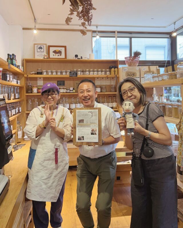 .
.
VIOLETTIが
心からおすすめしたい歯ブラシ

待望の歯ブラシが新入荷しました！

VIOLETTIではこれまでにも、プラスチックフリーのサステナブルな素材の歯ブラシを取り扱ってきました。

でも、環境に優しいだけでなく、

もっと磨きやすくて、
もっと気持ちよく磨けて、
もっと長く愛用できて、
作り手の想いまで心から共感できる。

そんな究極の歯ブラシを探していました。

日本製・100％天然素材の歯ブラシ
『turalist（チュラリスト）』
を作られている Ｎｈｅｓ．さん
@nhes.jp_

大阪から昨日、VIOLETTI まで足を運んでくださいました。

実際に開発への想いやこだわり、個展の時のお話など、たくさん聞かせていただきました。

『turalist（チュラリスト）』

チュラリストは、ハンドルだけがプラスチックフリーではありません。

ブラシ部分までプラスチックを一切使わず、天然毛を使用した、数少ないプラスチックフリーの歯ブラシです。

VIOLETTIが心を動かされた理由は、まだまだあります！

▫️廃棄される素材を活かす

ハンドルは、家具職人さんが椅子などをつくるときに出てしまう
「ブナの天然木の端材」を活用。

本来なら捨てられてしまう素材が職人さんの手で美しく生まれ変わりました。

ブラシ部分も、食肉用として育まれた馬や豚の毛を大切な生命の「副産物」として使用しています。

▫️歯と歯茎にやさしい「天然毛」

天然毛は水になじむことでしなやかになり、歯ぐきへの当たりがとてもやさしい。

歯よりも毛の方が少しずつ摩耗していくため、エナメル質にもやさしいと言われています。

毛の硬さはVIOLETTI では3種類よりお選びいただけます。

やわらかめ／ふつう／かため

▫️磨きやすい「小さめヘッド」

奥歯までしっかり届き、日本人の口に合わせた絶妙なサイズ感。

先端に向かって斜めに短くカットされており、お口の奥まで心地よく届きます。

▫️日本の職人が届ける安心の
「Japan Made」

木の加工、植毛、仕上げ、梱包まで全工程を日本国内で行っています。

東大阪の伝統あるブラシ作りのプロ、
家具職人、植毛職人が手作業で仕上げ、

JIS規格の品質基準にも合格した安心の品質です。

▫️メンテナンスサービス

何より心を動かされたのは、この歯ブラシにはメンテナンスサービスがあるということ。

目安としてご使用半年以上経った頃、
Nhes.さんへ送ると、プロの手で丁寧にお手入れしてくださるそうです。

・殺菌灯による殺菌（薬品不使用）

・野菜/食器用洗剤での全体洗浄＆専用ブラシでのゴミ取り

・SWEDISH FOREST（モミの精油）を使った浄化

・ハンドル＆ヘッドへの「えごま油」2回重ね塗り

・乾燥

・ビフォーアフター写真の同封

「お気に入りを、これからも長く使っていただきたい。」

そんな想いから始まったサービスだそうです。

VIOLETTIがご紹介したいのは、「たくさん買う暮らし」ではなく、

本当に好きなものを選び、手入れをしながら、長く大切に使う暮らし。

そんな大切にしてきた想いと重なる、毎日の暮らしを変えてくれる道具だと感じています。

ぜひVIOLETTIの店頭で、手にとってみてくださいね。

𓍯 ┈┈┈┈┈┈┈┈┈┈┈┈ 𓍯

turalist（チュラリスト）
自然に還る歯ブラシ
100％天然素材・日本製

毛の硬さ
やわらかめ／ふつう／かため

価格　2,200円（税込）

有料メンテナンスサービス対応

𓍯 ┈┈┈┈┈┈┈┈┈┈┈┈ 𓍯

昨日は、チュラリストを愛用している、
じゅんきち（VIOLETTIではおなじみのコンポスト部長！）　@530tokyo も一緒に、歯ブラシを囲んで話が止まらず、とても濃い時間になりました。

お話を伺うほど、この歯ブラシはただの「商品」ではなく、「想いの詰まったものづくり」そのものなのだと実感しました。

一本一本に込められた職人さんの技術と手仕事。

そして「自然に還るものをつくりたい」という強い想い。

VIOLETTIがお届けしたいのは、そんな背景も。

大阪の工場にもお伺いできたら、
実際にものづくりの現場をこの目で見て、その空気や職人さんの想いまで感じてみたいと思っています！

#歯ブラシ
#nhes
#turalist
#violetti
#プラスチックフリー